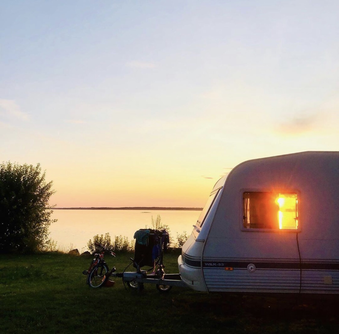 Husvagn i kvällssol