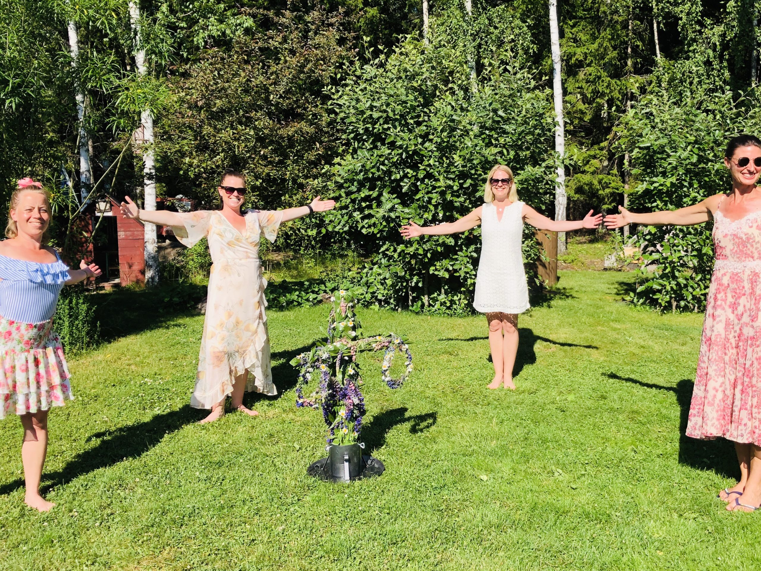 Dans kring midsommarstång