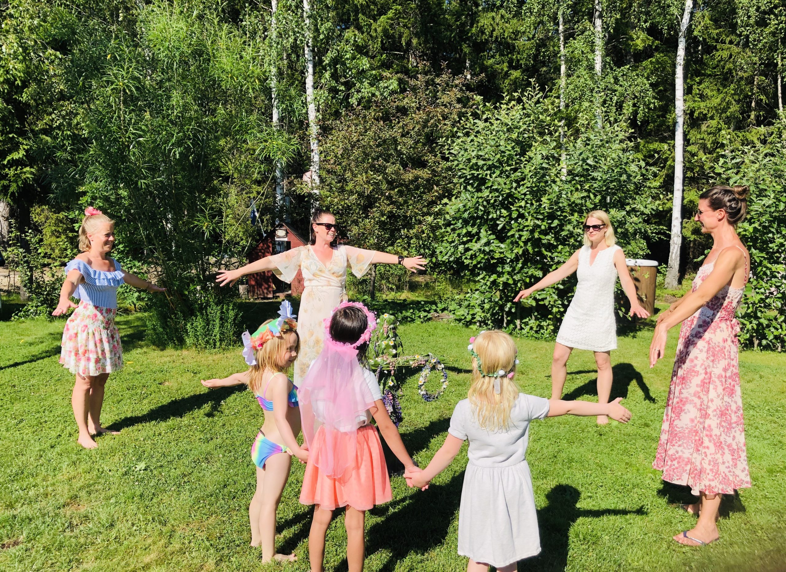 Dans kring midsommarstång
