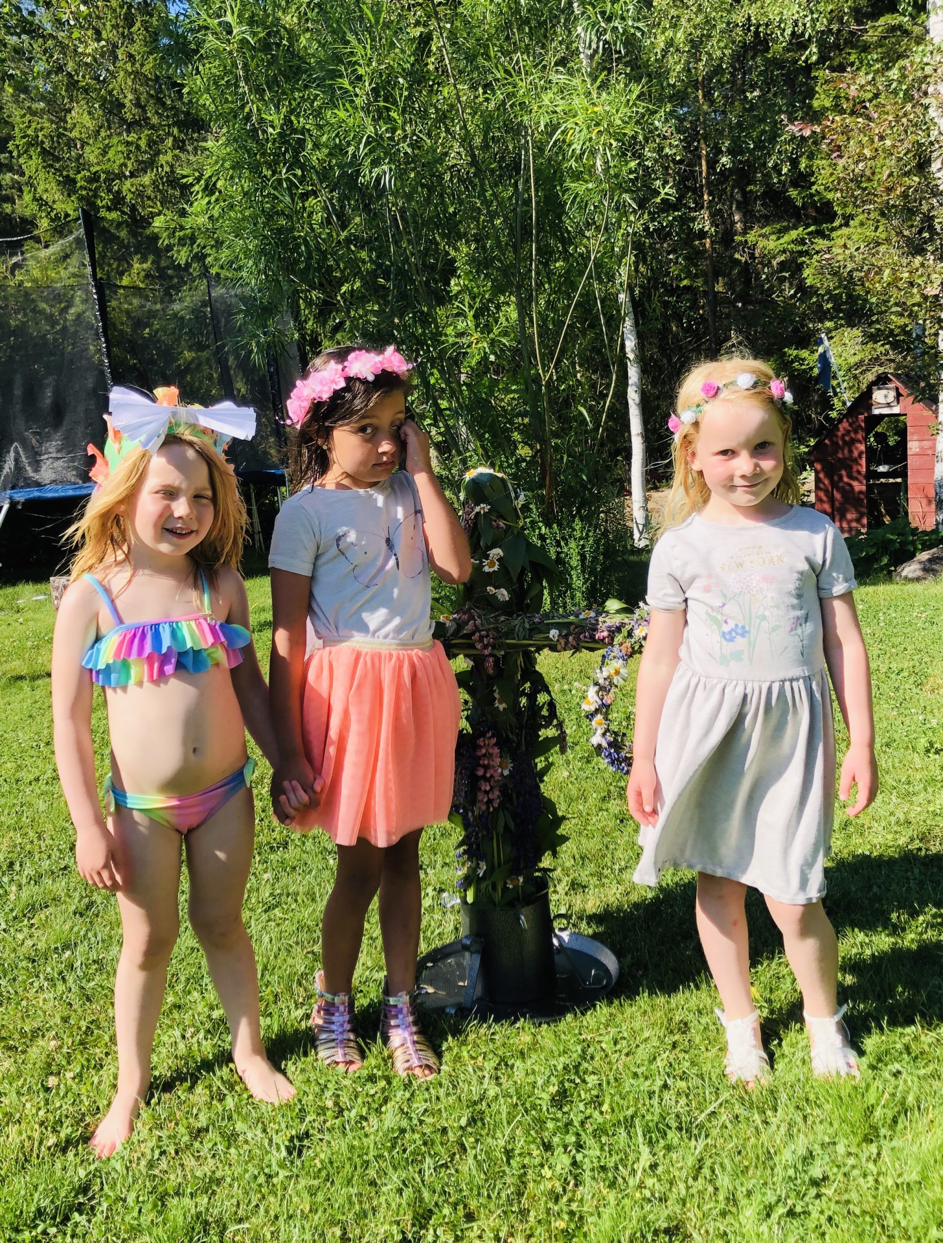 Flickor vid midsommarstång