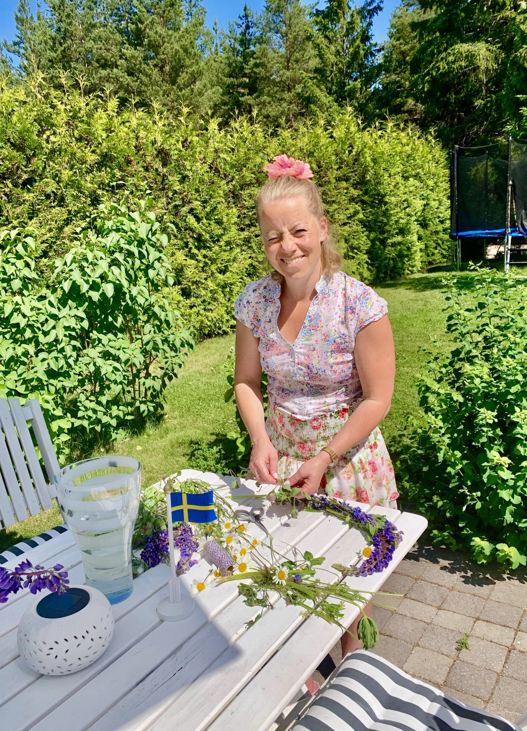 Karin gör midsommarstång