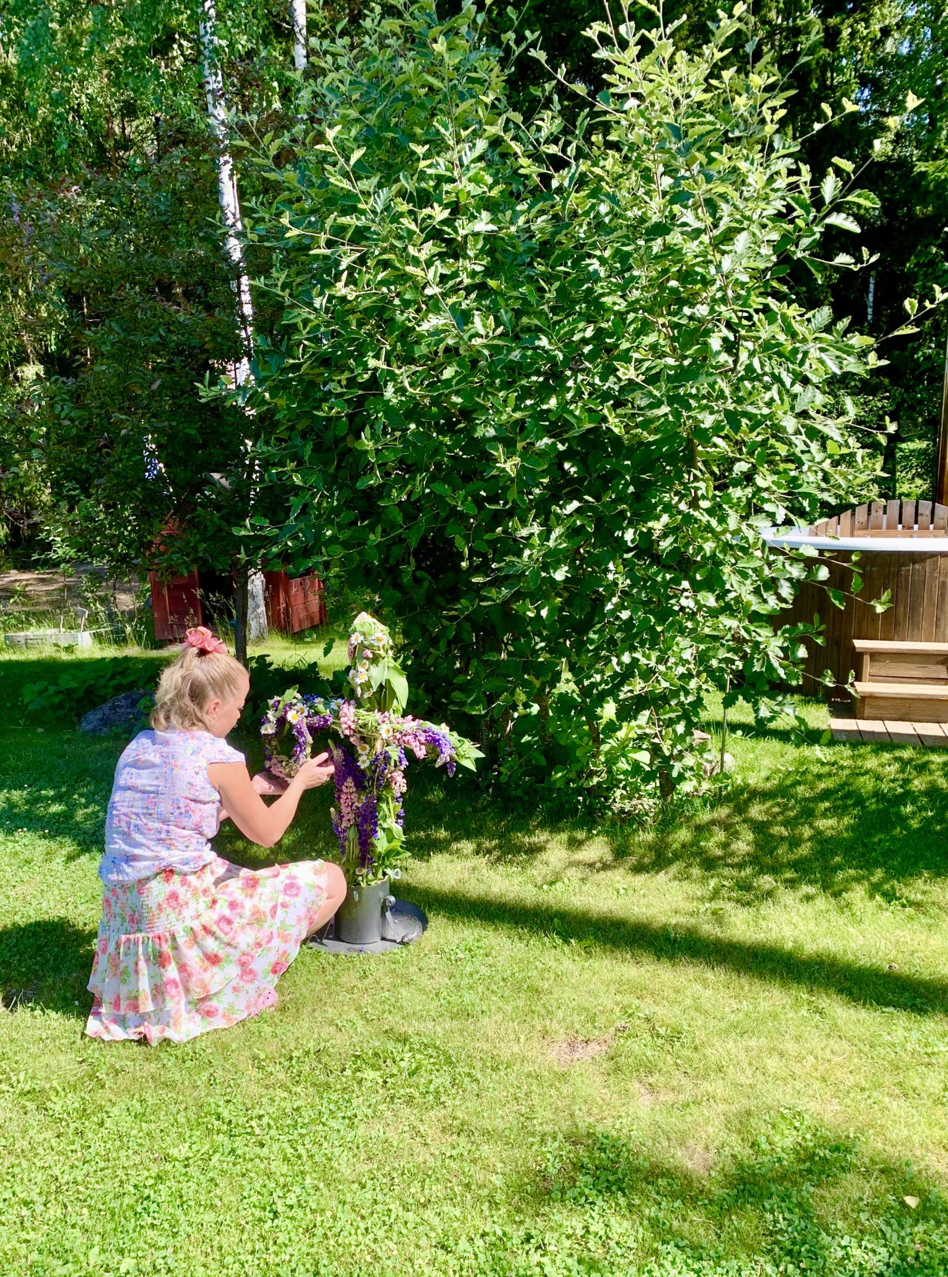 Karin gör midsommarstång