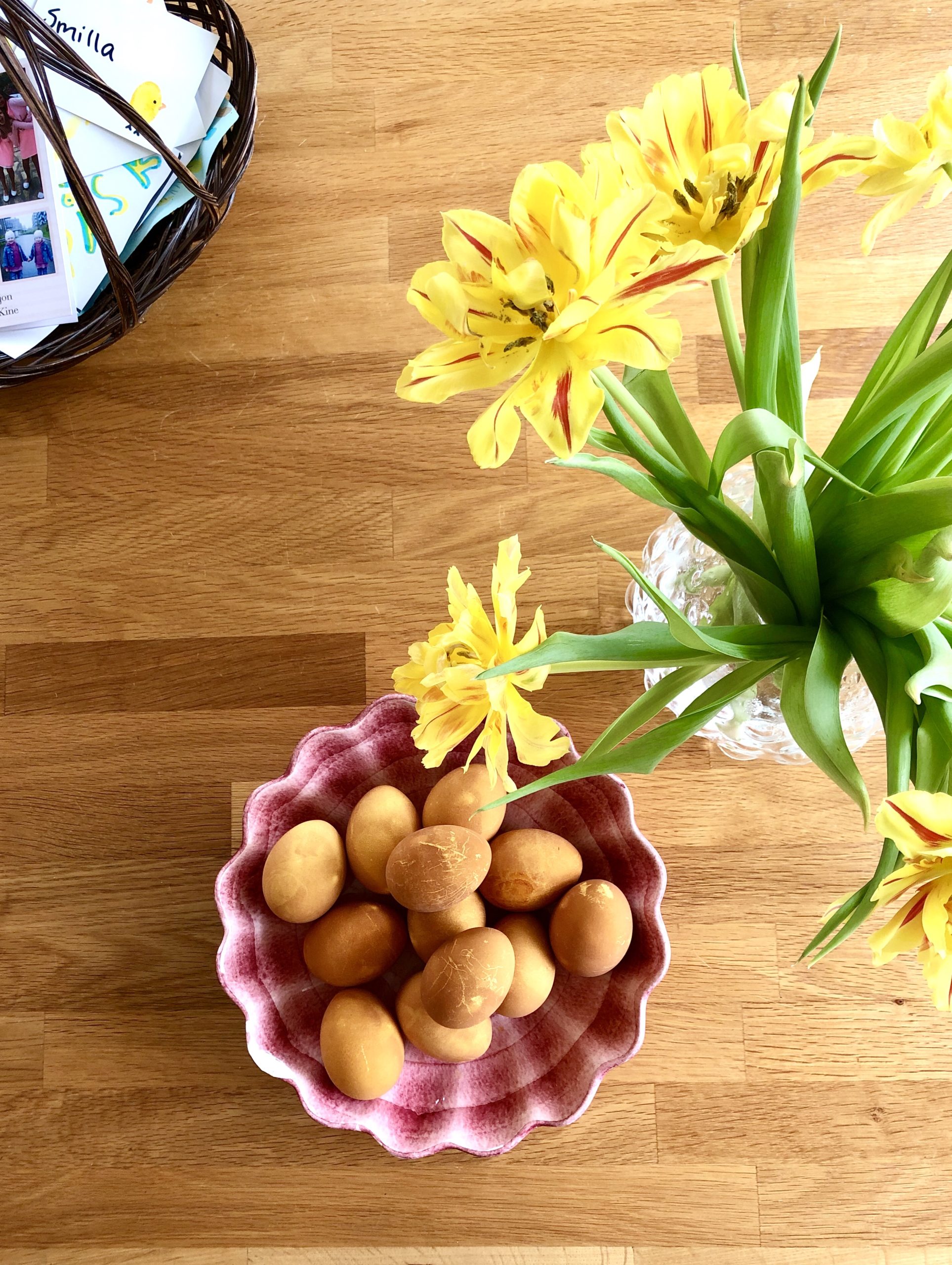 Färga ägg med lökskal