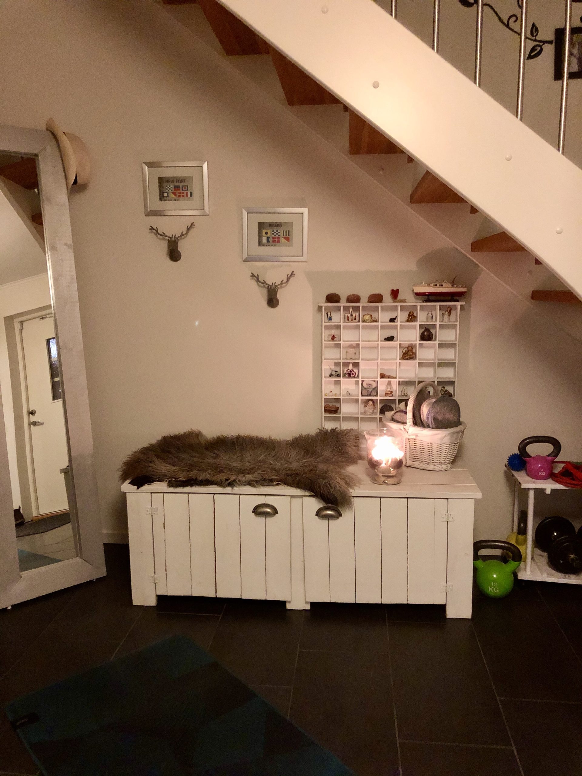 Yogamatta och tänt ljus hemma hos oss