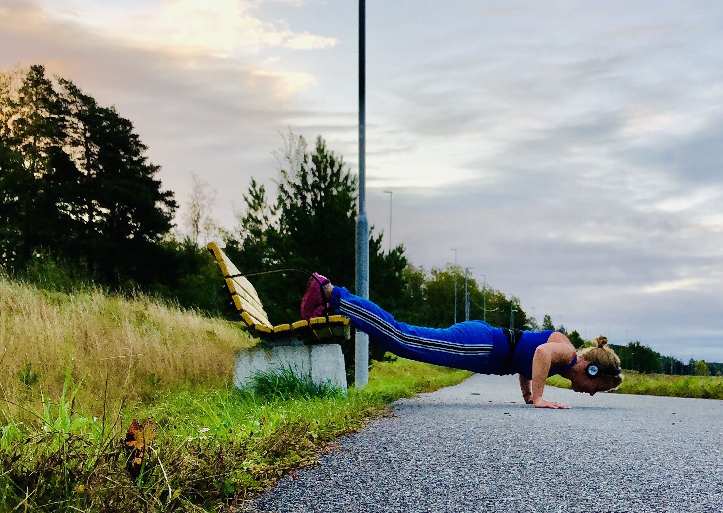 Armhävningar vid parkbänk