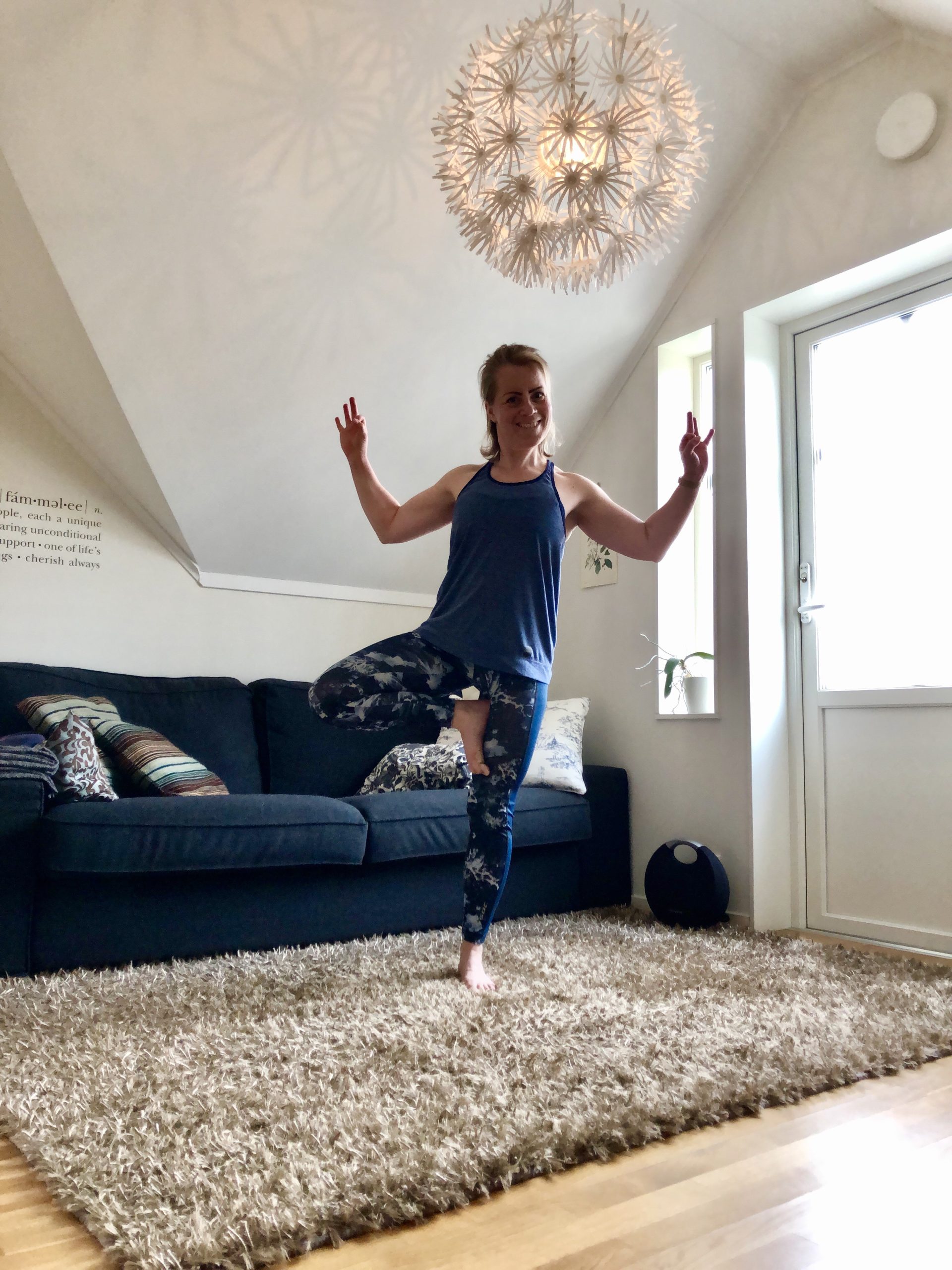 Yogaträning hemma med kollegor