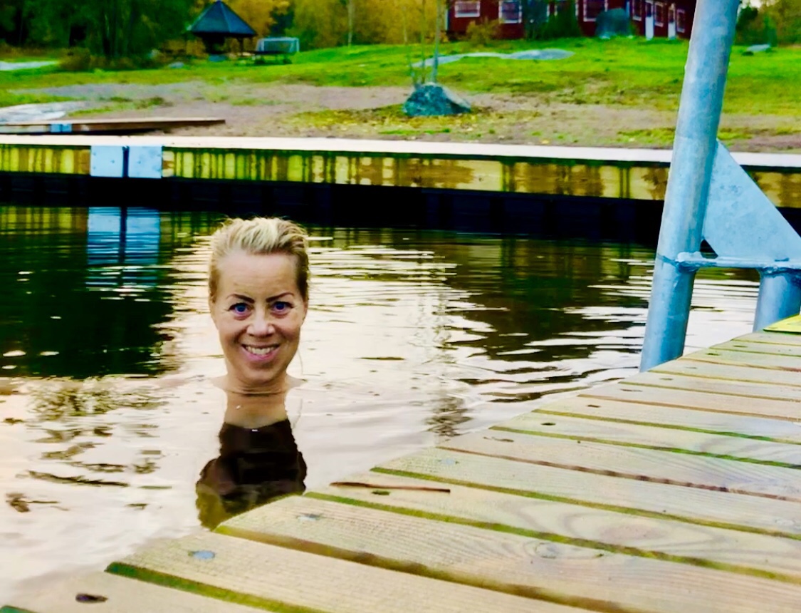Kallbad i sjön i oktober