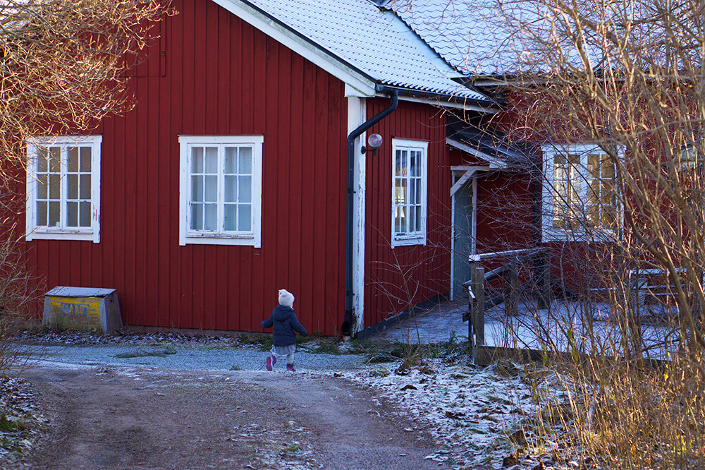 Julgransplundring i ett rött hus