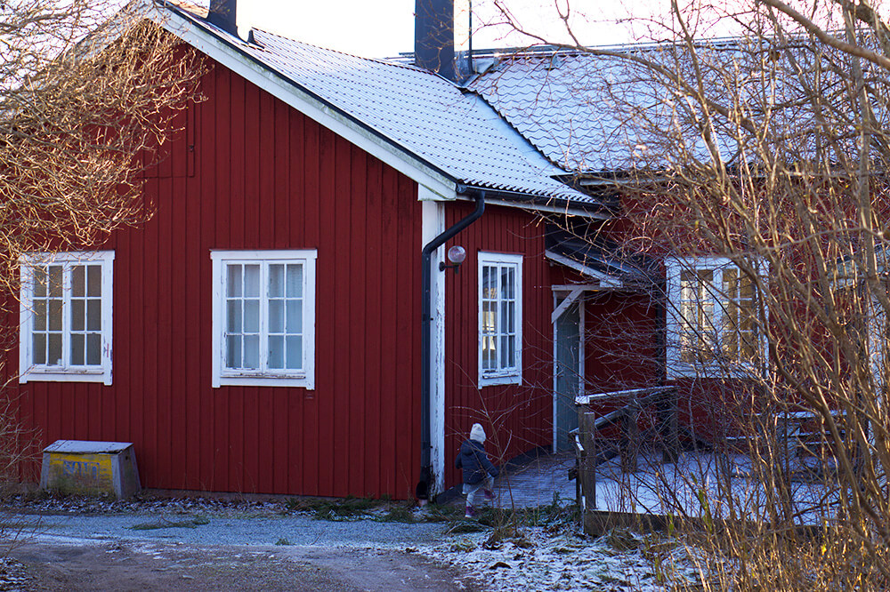 Julgransplundring i ett rött hus