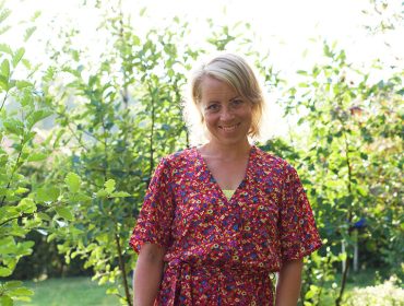 karin-i-tradgarden-1