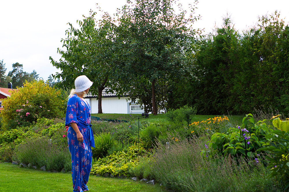 Karin Axelsson i trädgården