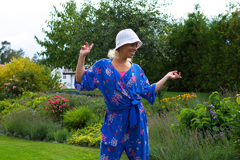 Karin Axelsson i trädgården