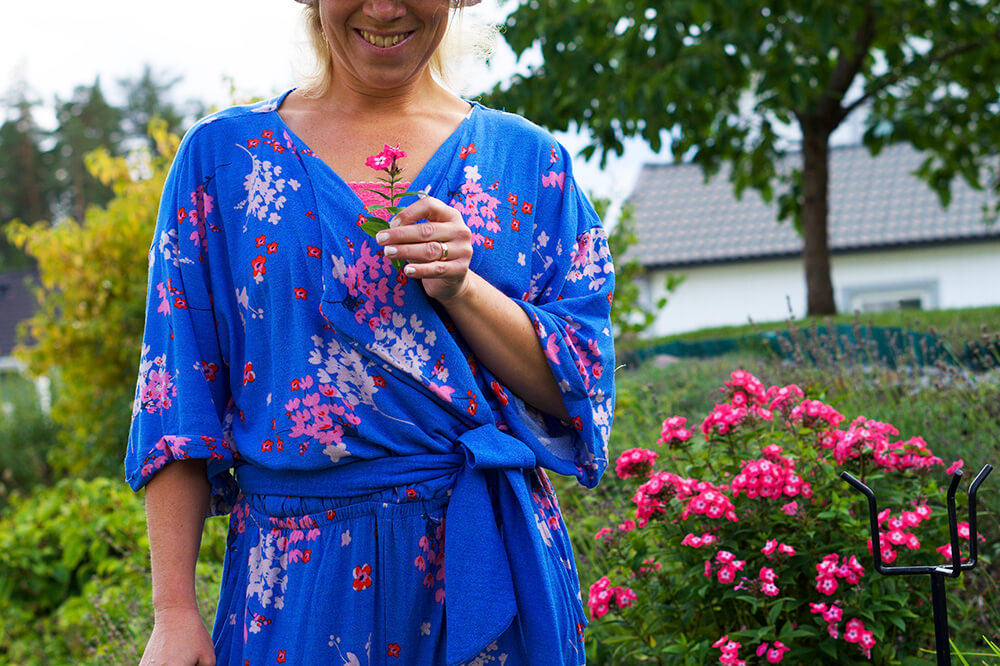 Karin Axelsson i trädgården