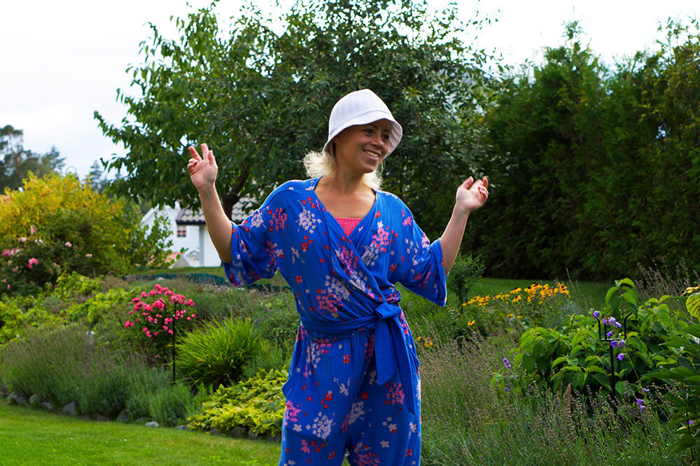 Karin Axelsson i trädgården