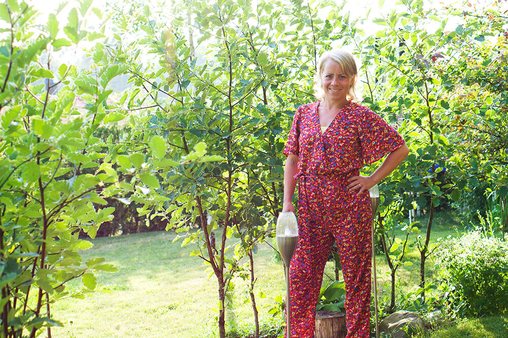 Karin i trädgården