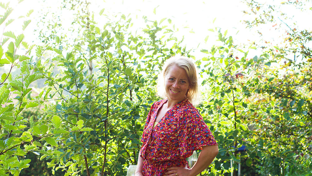 Karin i trädgården