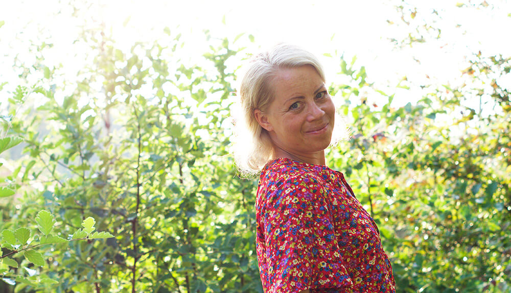 Karin i trädgården