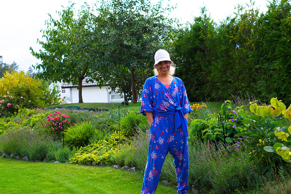 Karin Axelsson i trädgården