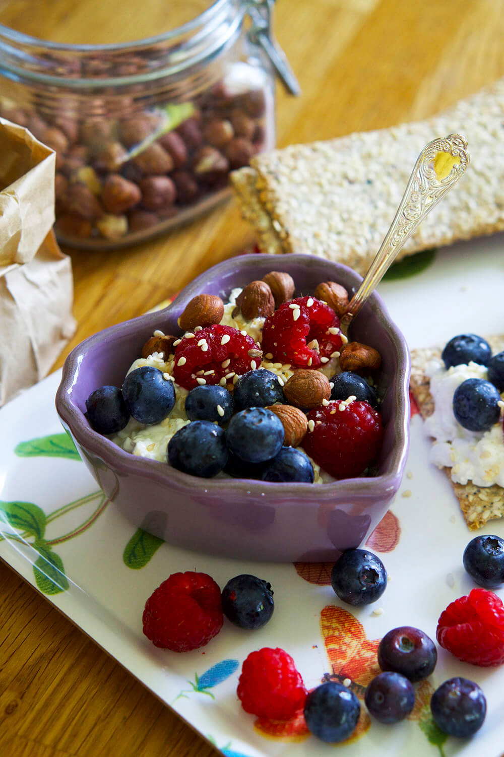 Keso, blåbär och hallon till frukost