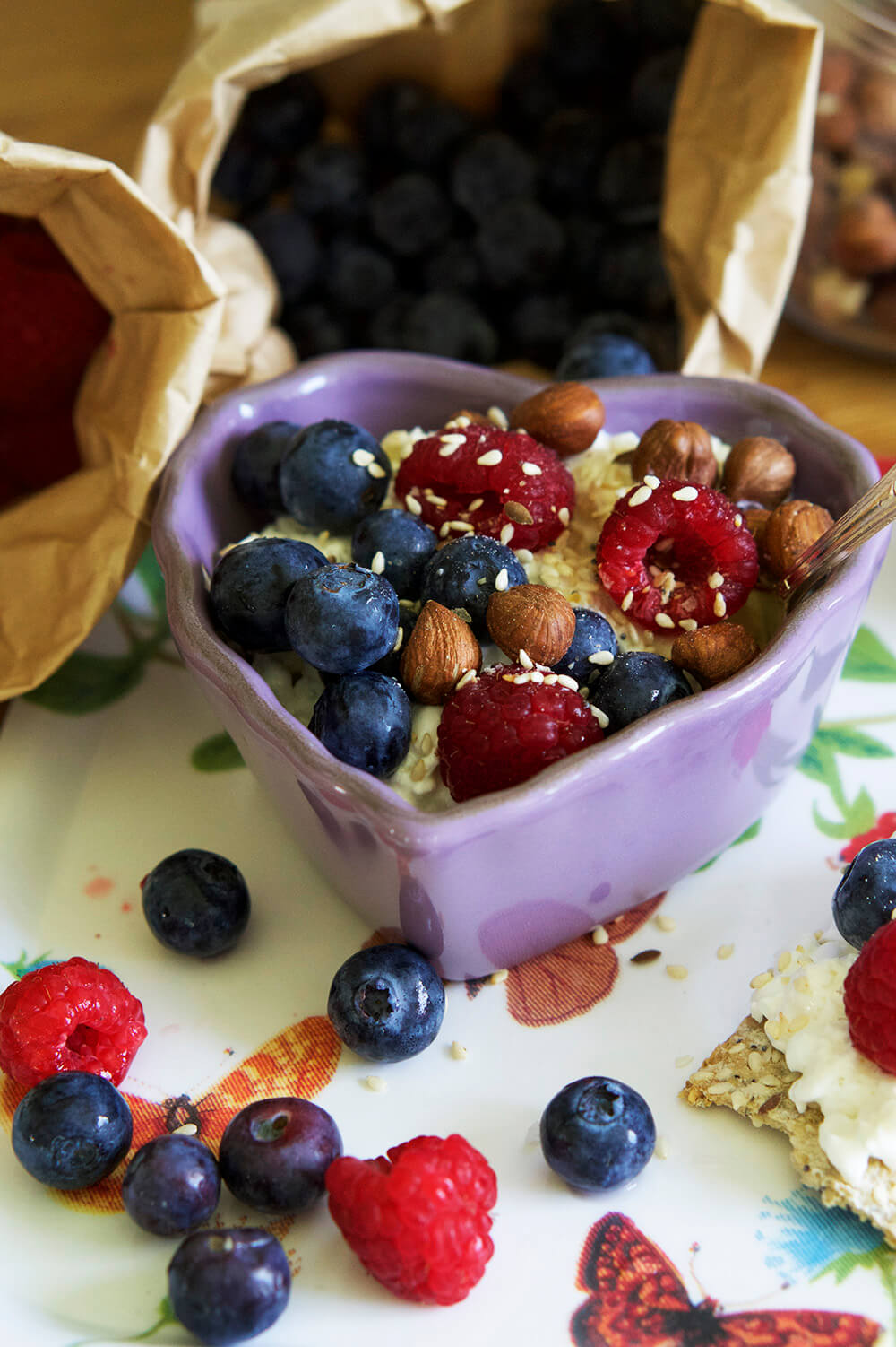 Keso, blåbär och hallon till frukost
