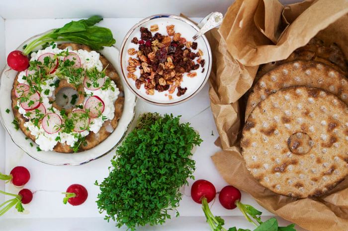 Knäckebröd med keso, krasse och rädisor