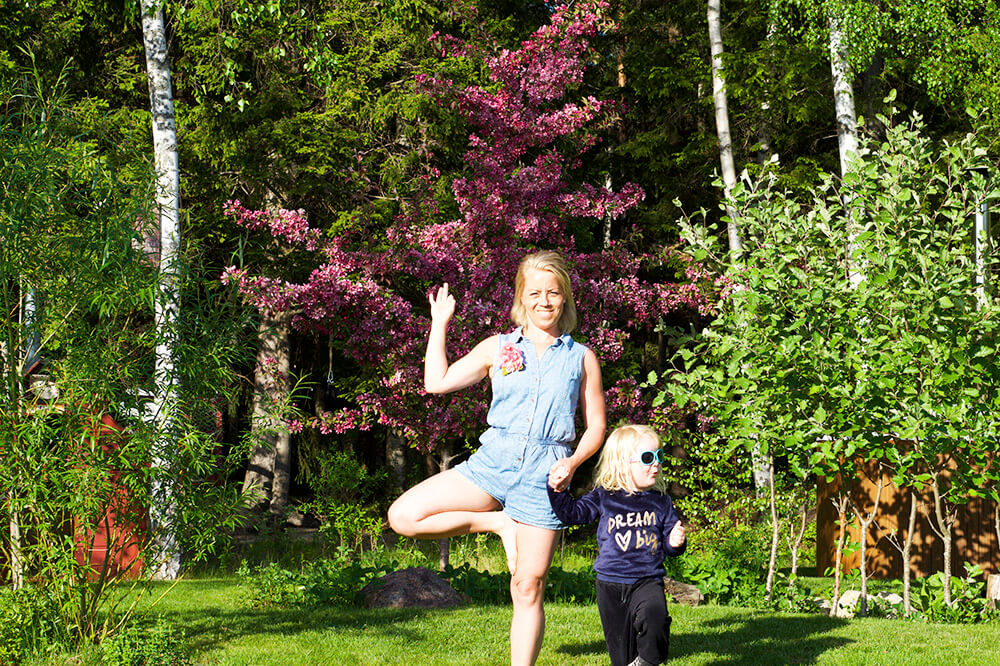 Japanskt körsbärsträd och yoga i trädgården