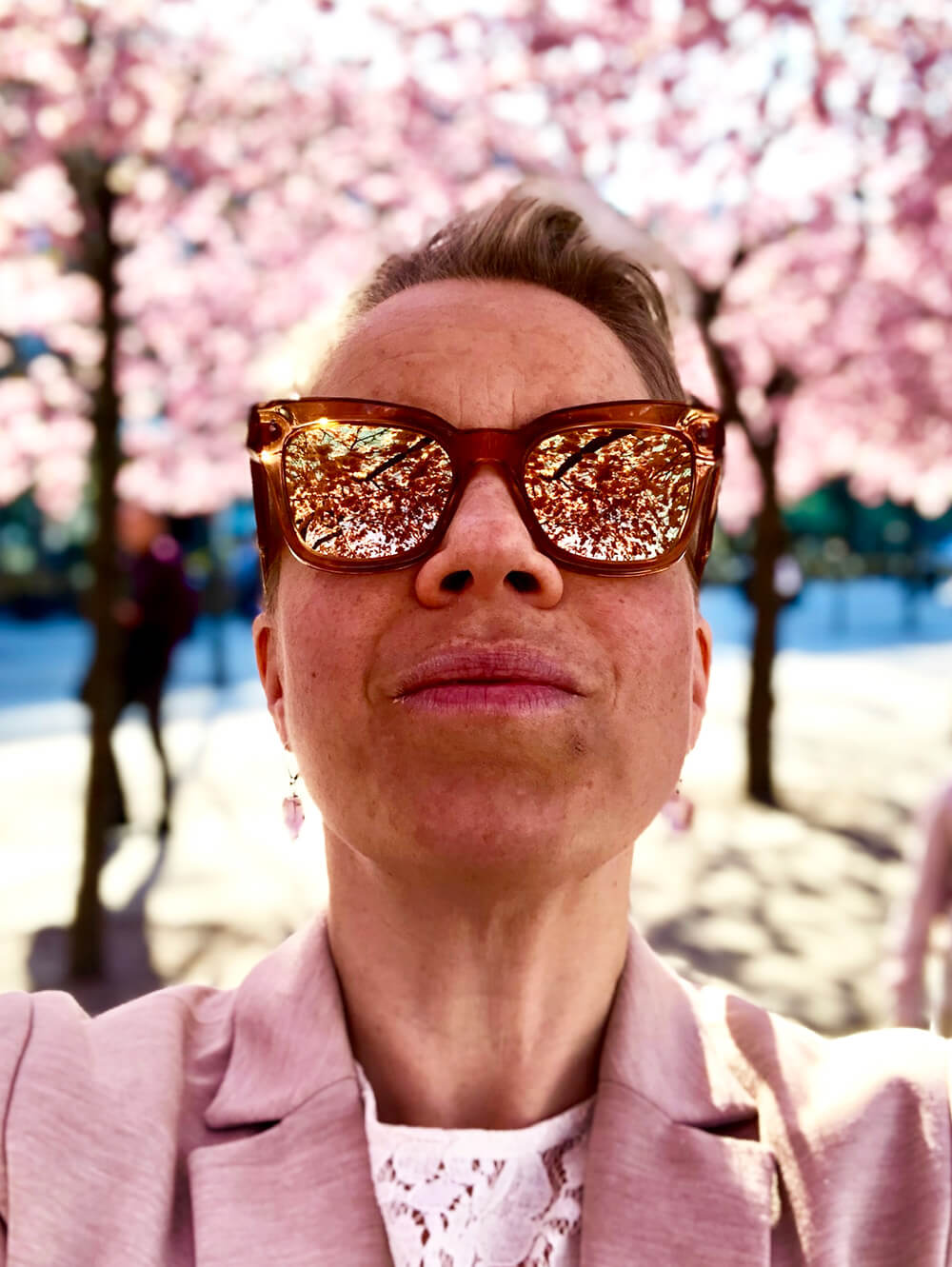 Karin under körsbärsträden i Kungsträdgården