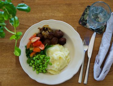 kottbullar-med-potatismos-1