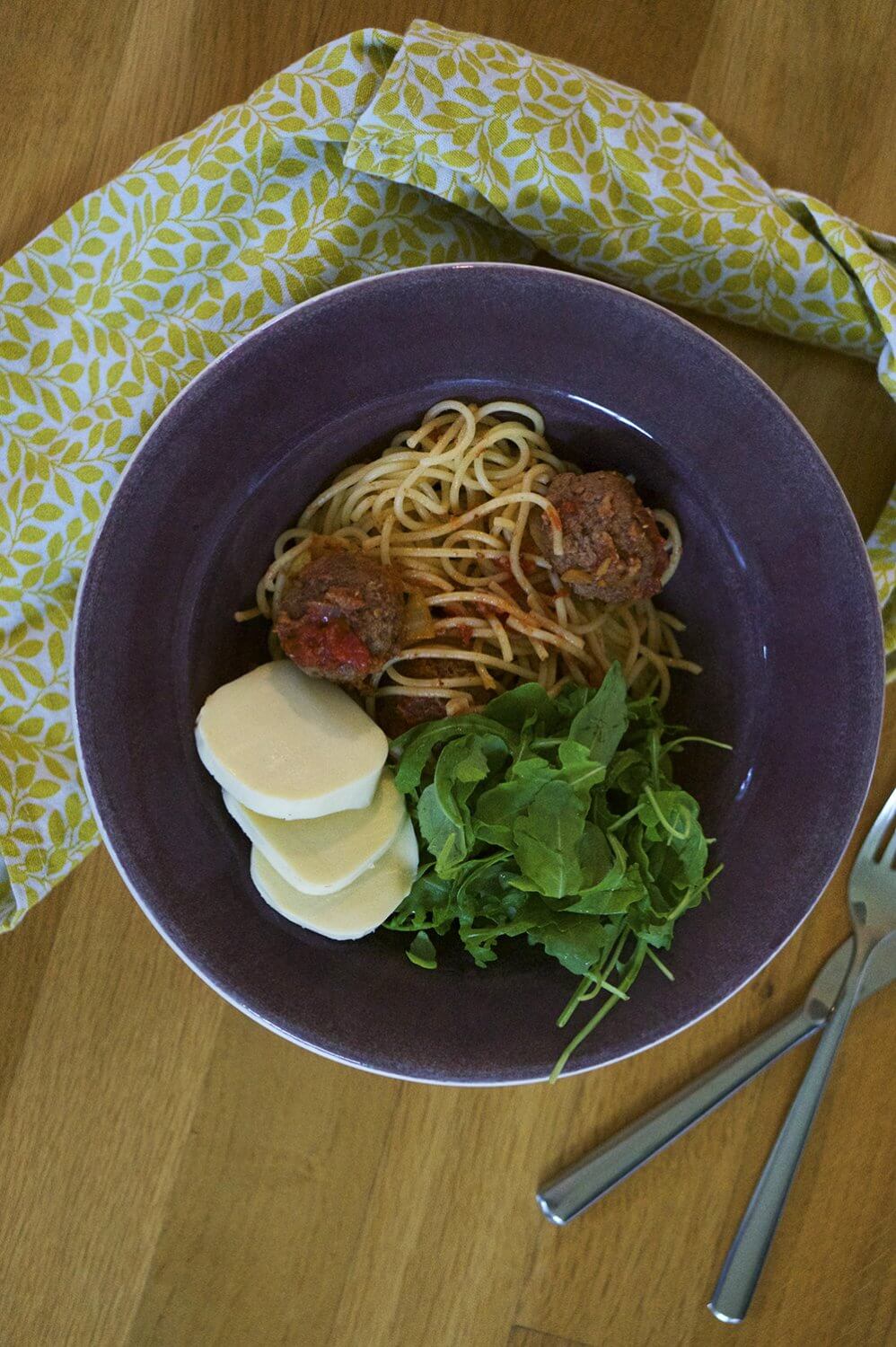 Köttbullar i tomatsås och spagetti