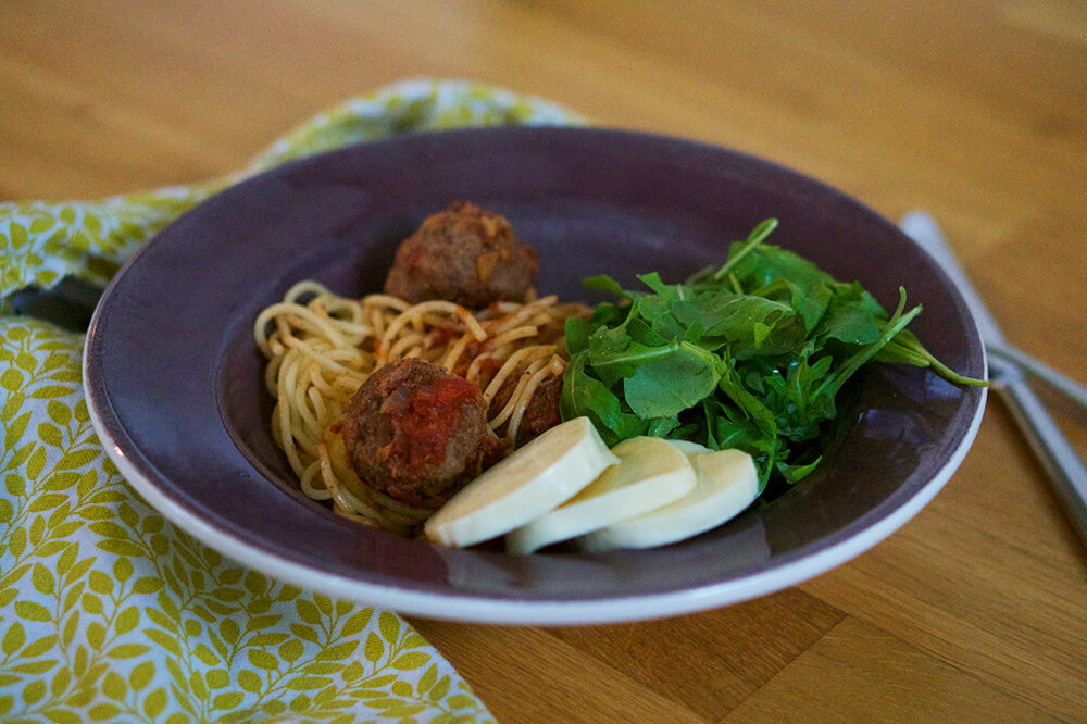Köttbullar i tomatsås och spagetti