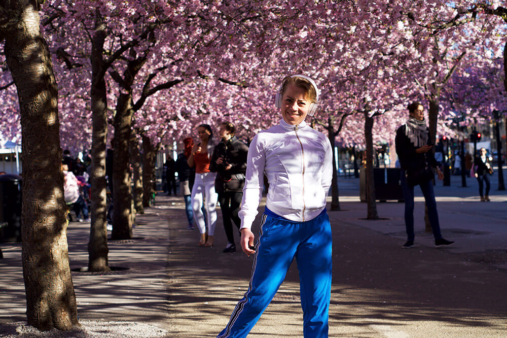 Karin under körsbärsträden i Kungsträdgården
