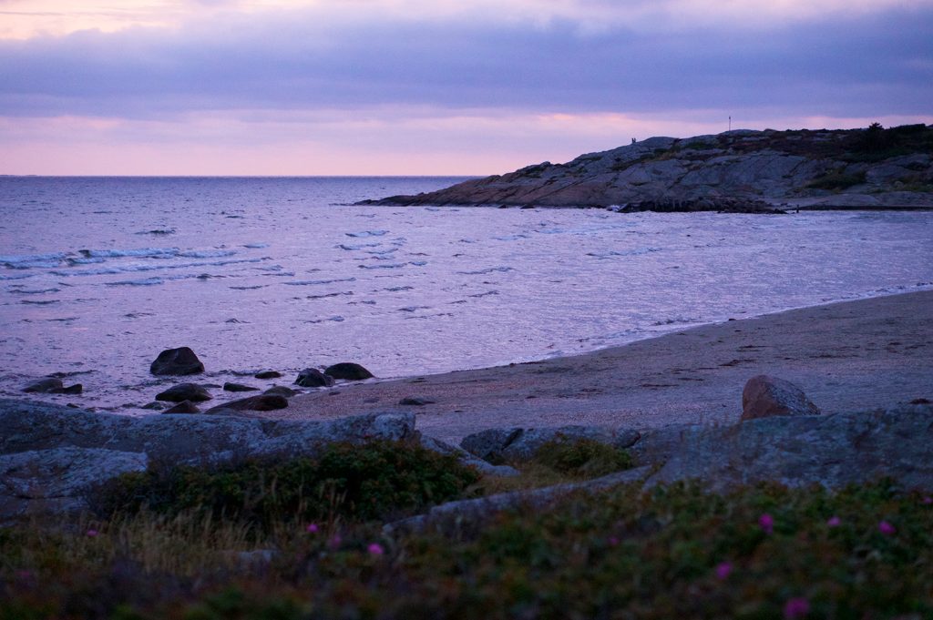 Kvällspromenad vid havet i Ugglarp