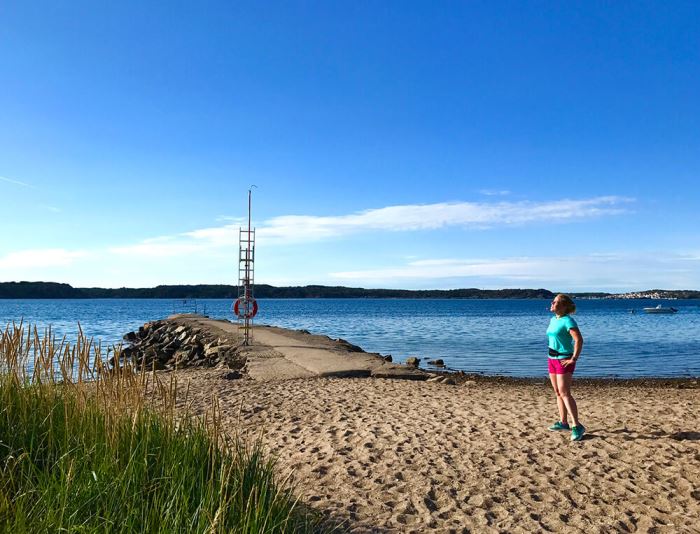 Karin framför havet i Lysekil