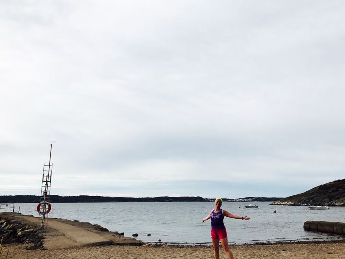 Karin framför havet i Lysekil
