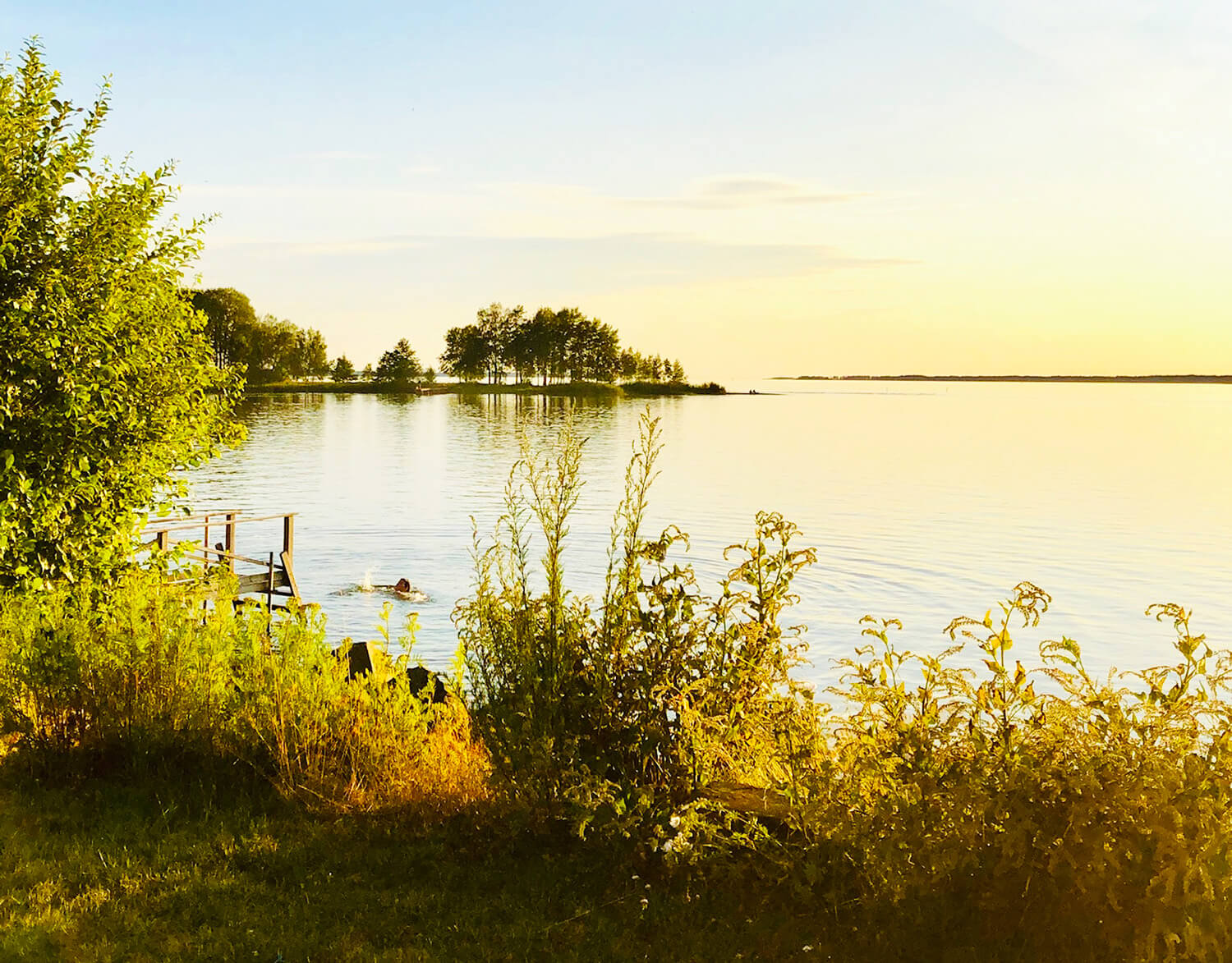 Sjön Vänern och en badbrygga