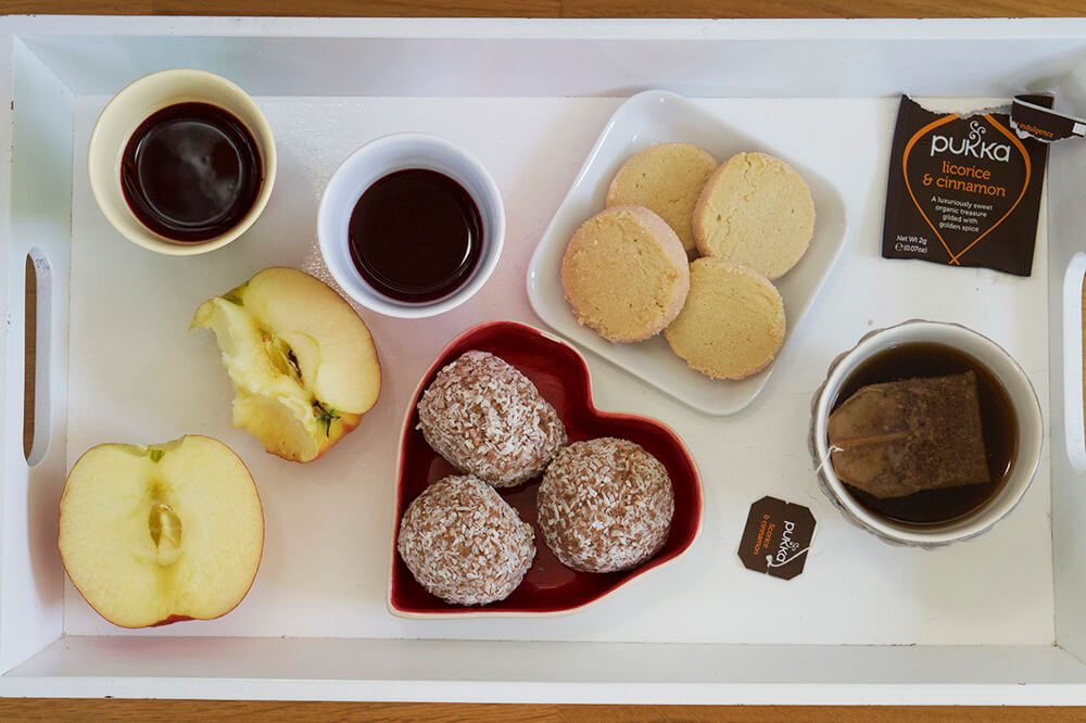 Fika med havrebollar och kakor