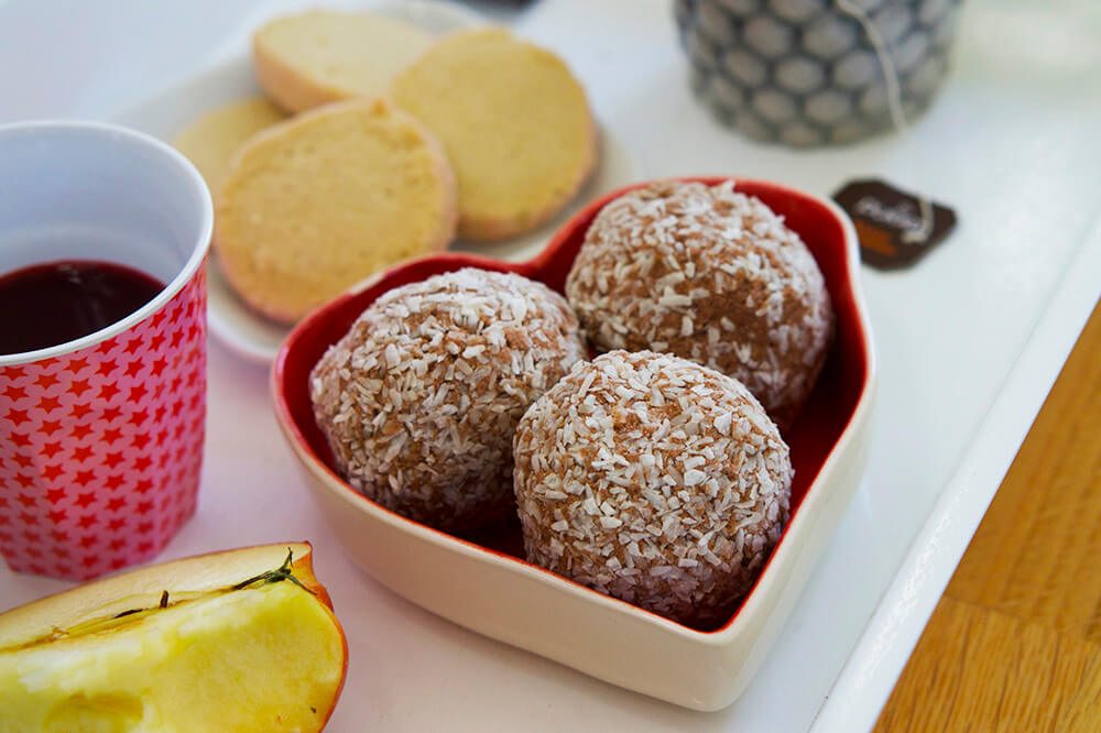 Fika med havrebollar och kakor