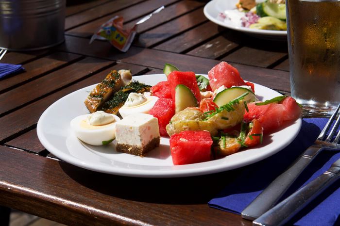 Mat från en lunchbuffé på en restaurang i Lysekil