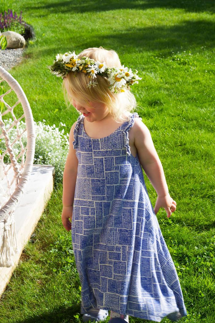 barn med midsommarkrans