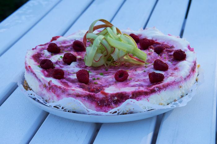 Midsommartårta - recept på en cheesecake med smak av sommar