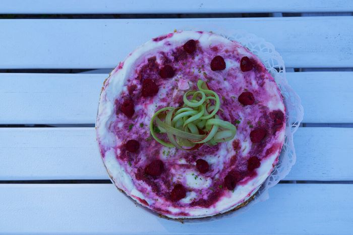 Midsommartårta - recept på en cheesecake med smak av sommar