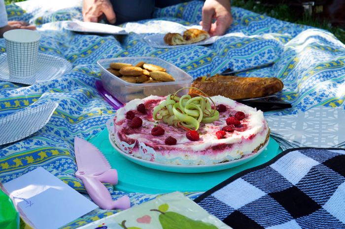 Midsommartårta - recept på en cheesecake med smak av sommar