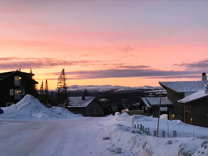 Morgonlöpning i backe med en rosa himmel som sällskap