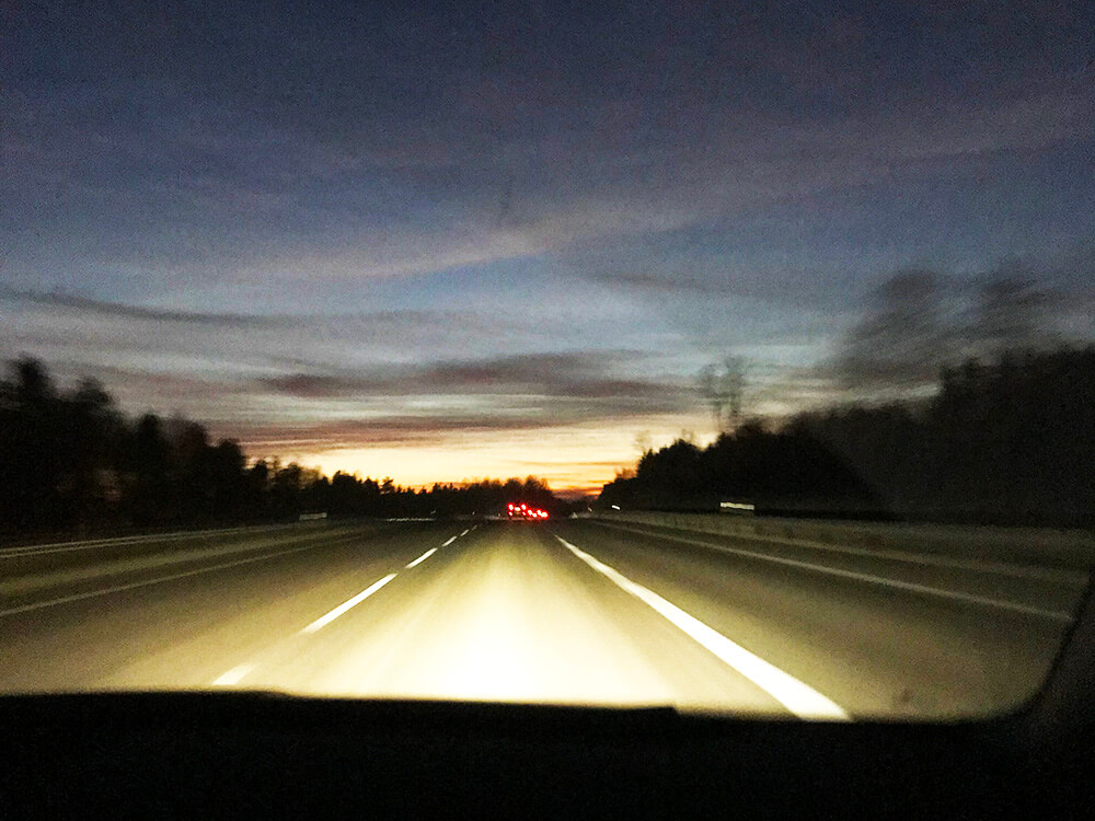 Skymning på bilresan från Norrtälje