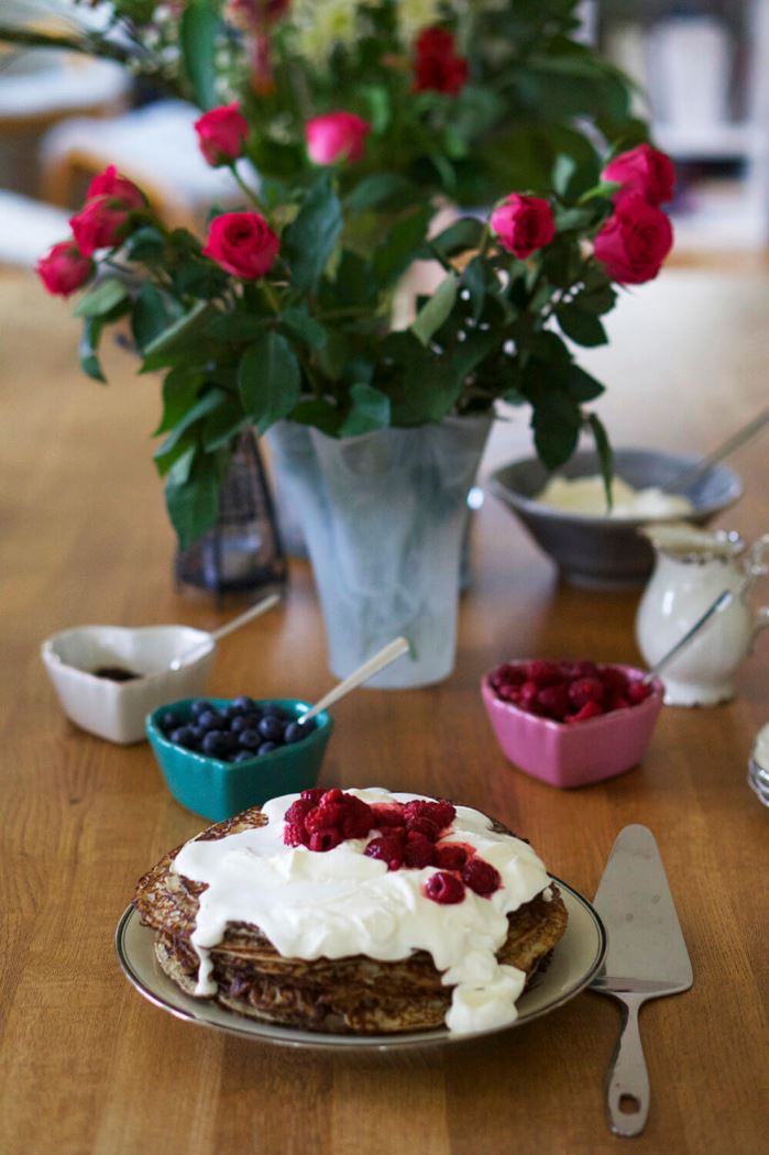 Pannkakstårta med grädde och hallon