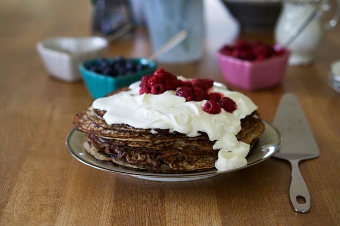 Pannkakstårta med grädde och hallon