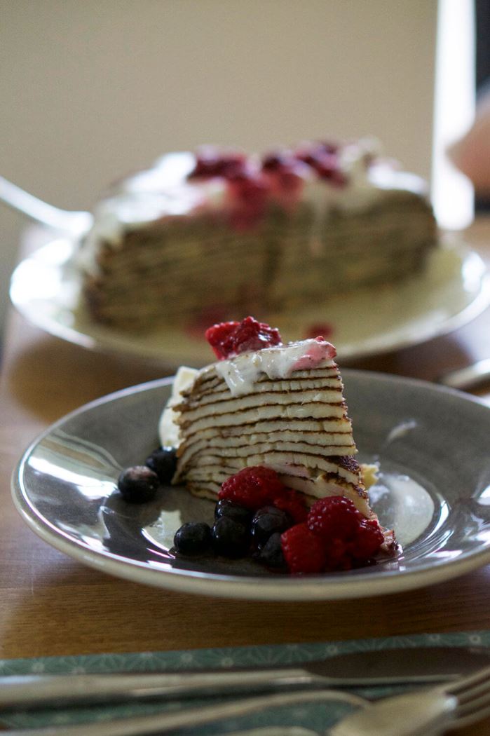 Pannkakstårta med grädde och hallon