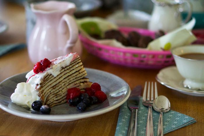 Pannkakstårta med grädde och hallon
