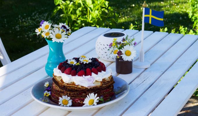 pannkakstarta-blabar-hallon-recept-1