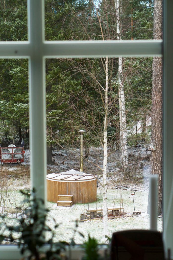 trädgården med lite snö